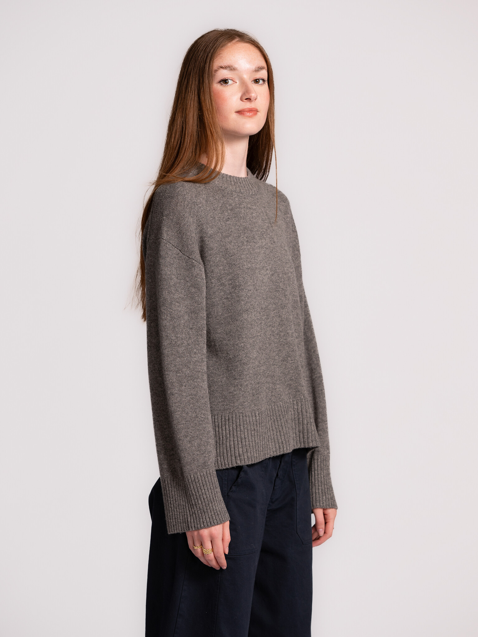 Selected Gebreide trui Cille 1. Knit season is here. Deze grijze wolmix trui met kasjmier is de ultieme basic voor frisse...