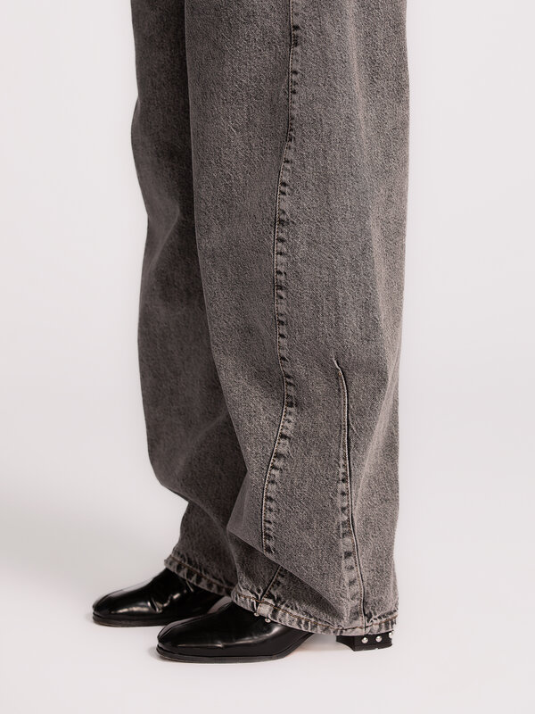 Edited Balloon jeans Camilla 4. Denim days. Met deze grijze balloonfit denim zit je altijd goed. De 100% katoenen stof vo...