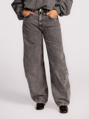 Jeans Camilla. Denim days. Met deze grijze balloonfit denim zit je altijd goed. De 100% katoenen stof voelt zacht aan, te...