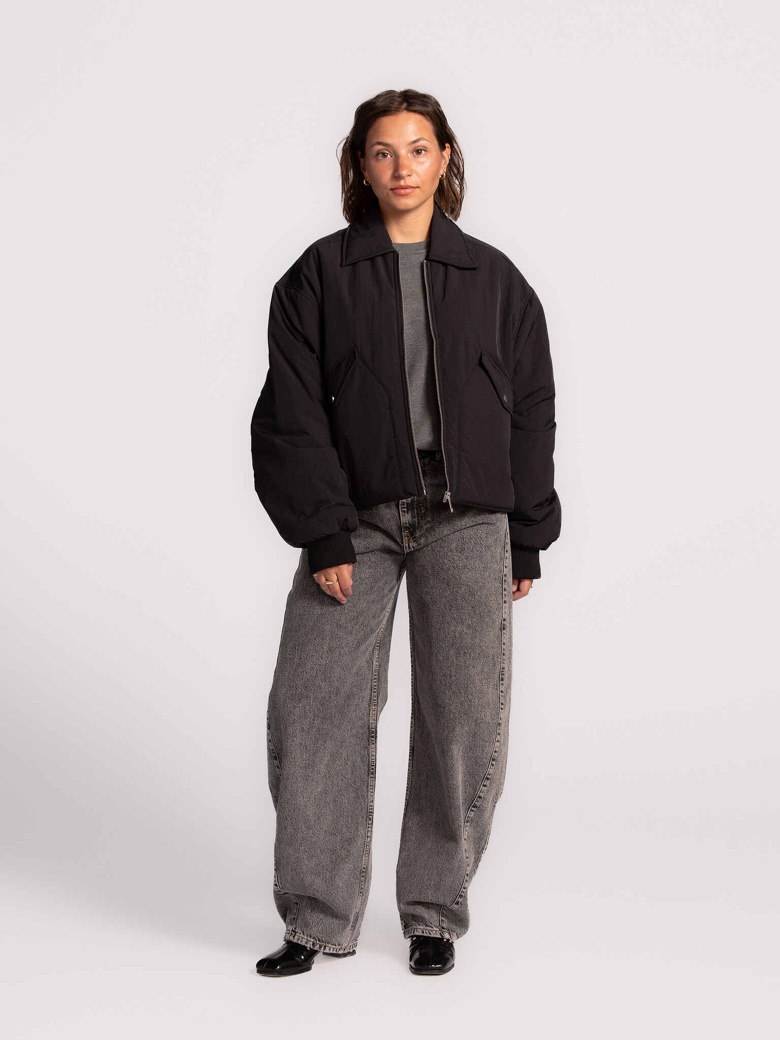 Les Soeurs Short bomber Mauro 3. Cropped but cool. This short black bomber adds a casual edge to your look. The relaxed f...