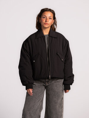 Bomber Mauro. Cropped but cool. Deze korte  zwarte bomber geeft je look een casual edge. De losvallende pasvorm en minima...