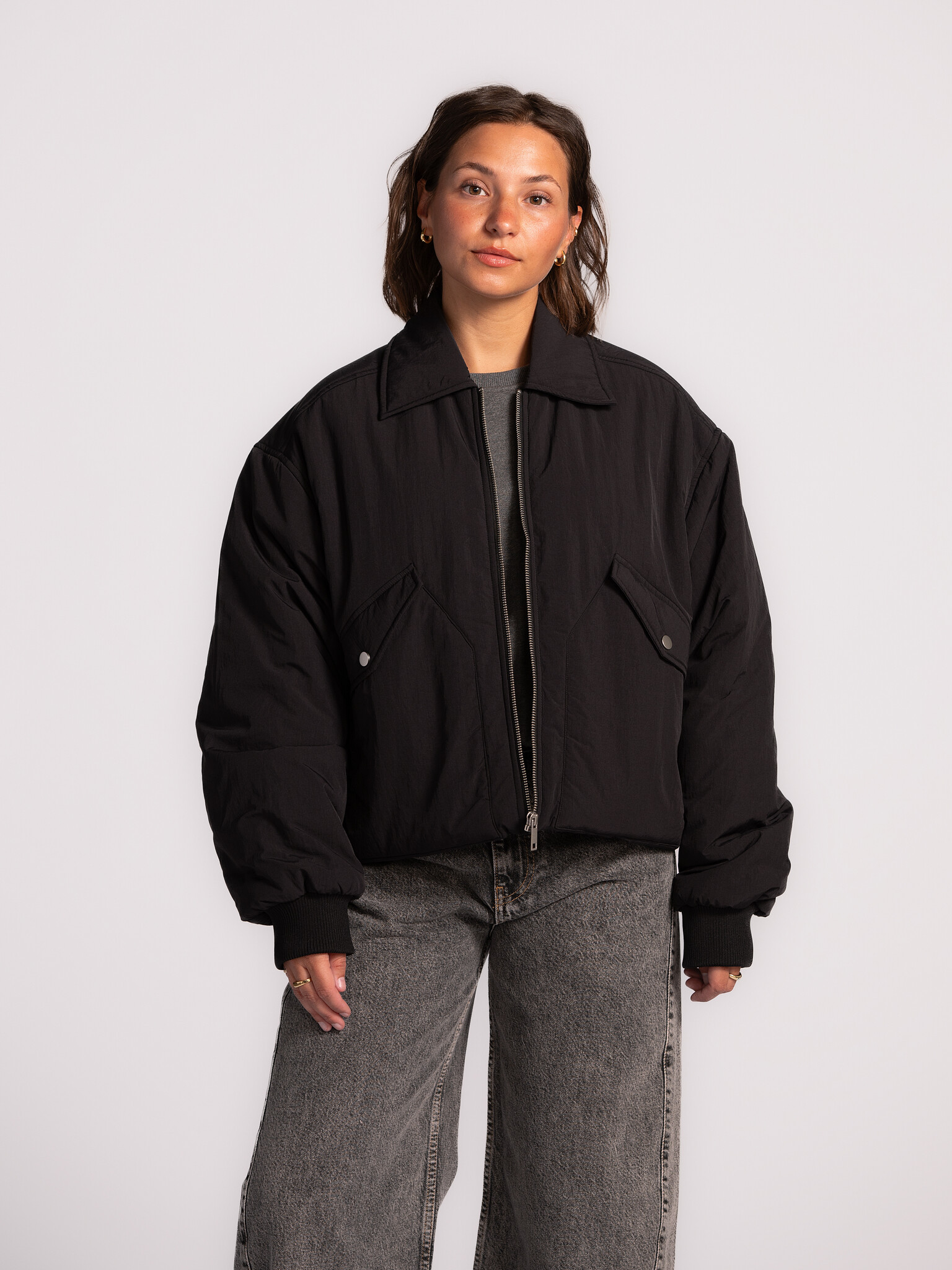 Les Soeurs Short bomber Mauro 1. Cropped but cool. This short black bomber adds a casual edge to your look. The relaxed f...