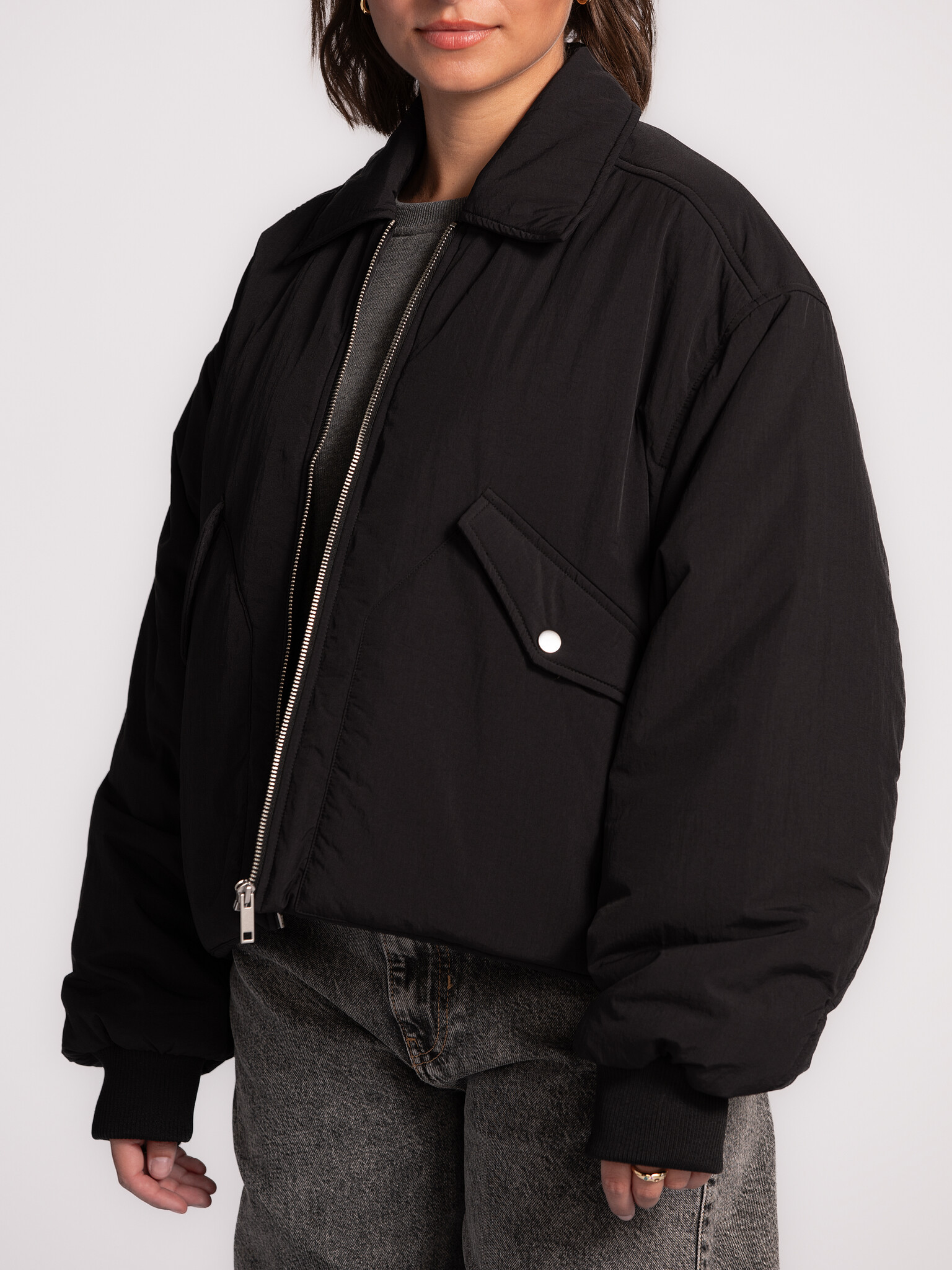 Les Soeurs Short bomber Mauro 4. Cropped but cool. This short black bomber adds a casual edge to your look. The relaxed f...