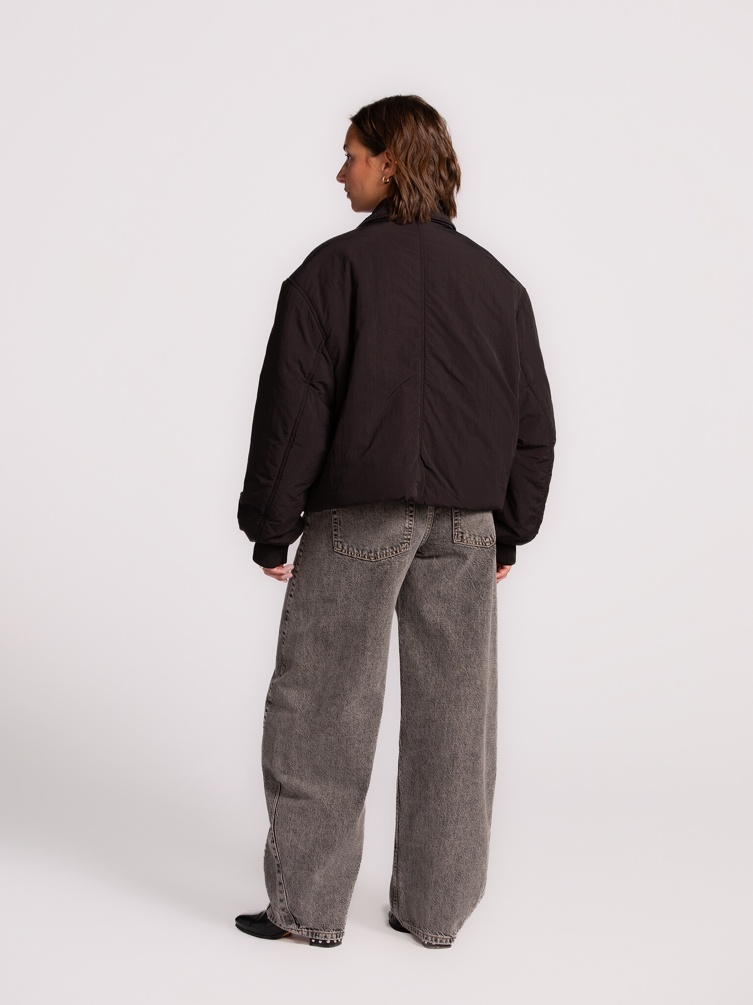 Les Soeurs Short bomber Mauro 5. Cropped but cool. This short black bomber adds a casual edge to your look. The relaxed f...