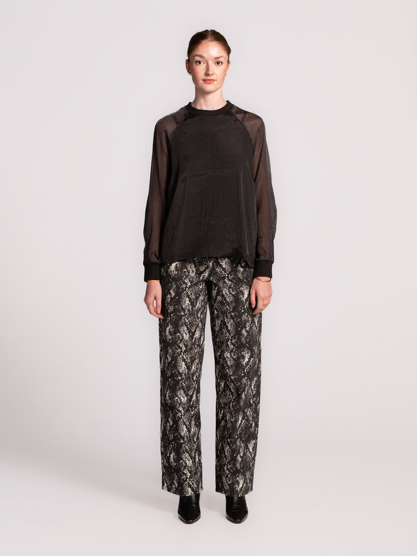 Les Soeurs Blouse en organza Maaike 3. Blouse noire en organza semi-transparent avec manches longues. Les manches translu...