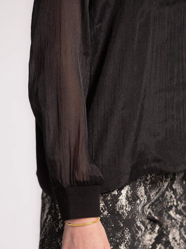 Les Soeurs Blouse en organza Maaike 4. Blouse noire en organza semi-transparent avec manches longues. Les manches translu...