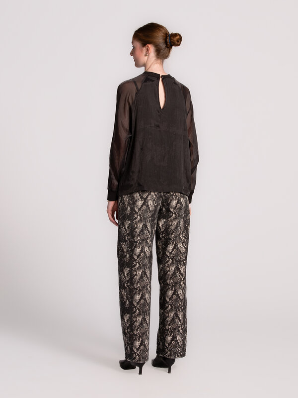 Les Soeurs Blouse en organza Maaike 5. Blouse noire en organza semi-transparent avec manches longues. Les manches translu...