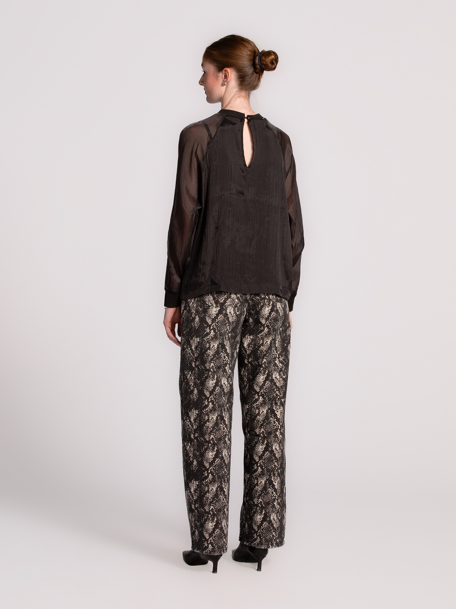 Les Soeurs Blouse en organza Maaike 5. Blouse noire en organza semi-transparent avec manches longues. Les manches translu...