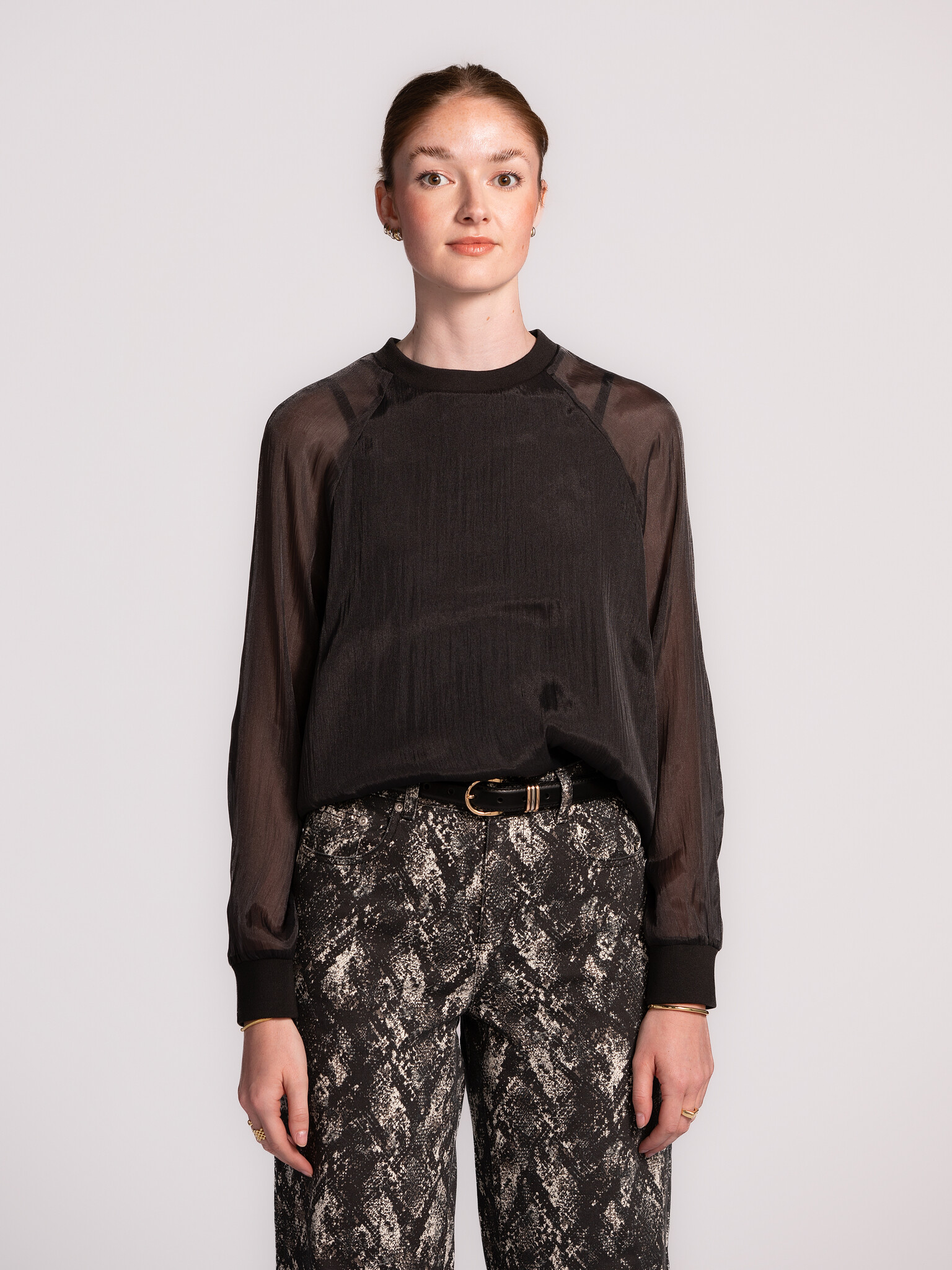 Les Soeurs Blouse en organza Maaike 1. Blouse noire en organza semi-transparent avec manches longues. Les manches translu...