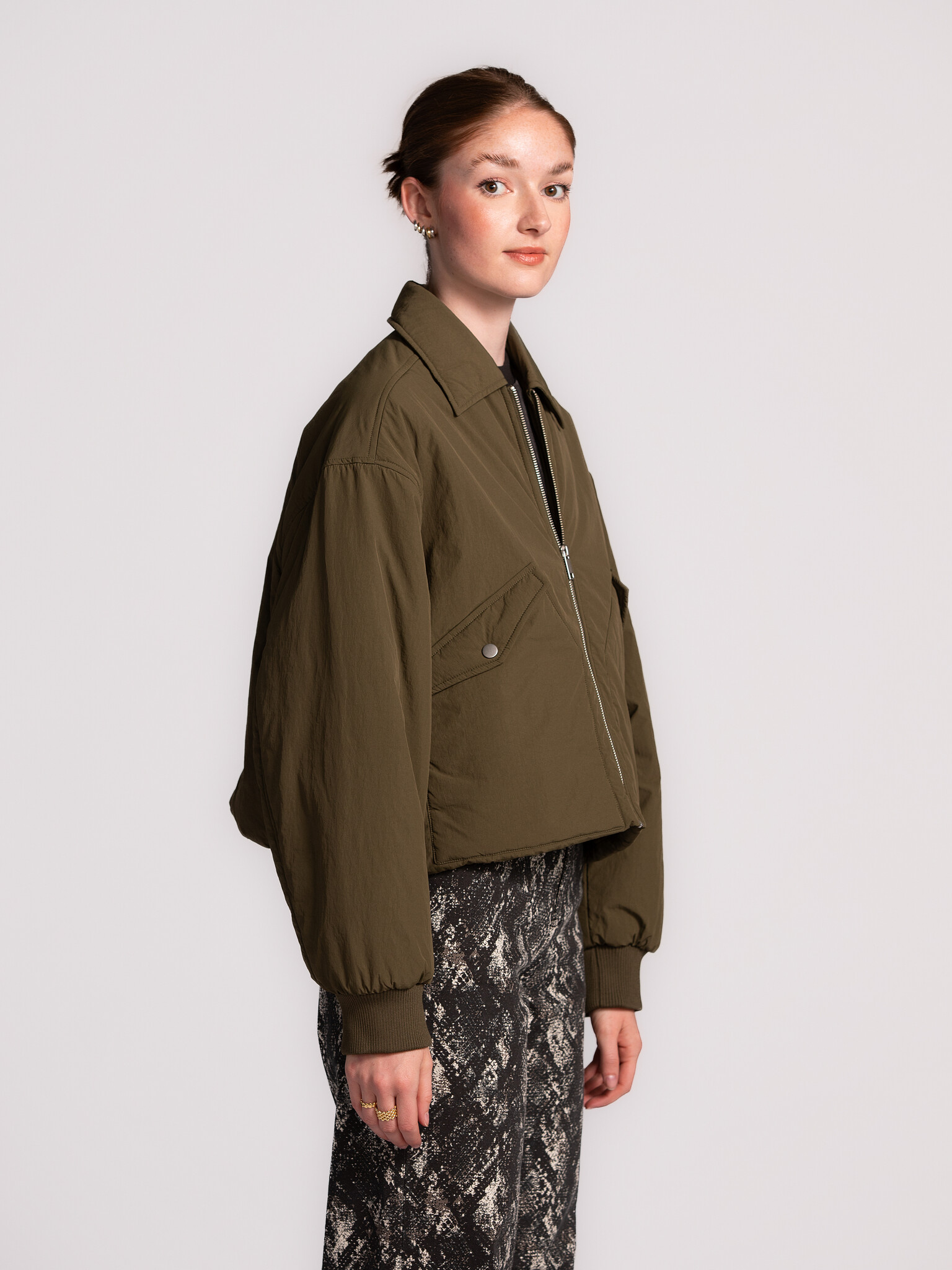 Les Soeurs Korte bomber Mauro 4. Effortless edge. Deze khaki bomber combineert een stoere look met een casual, comfortabe...