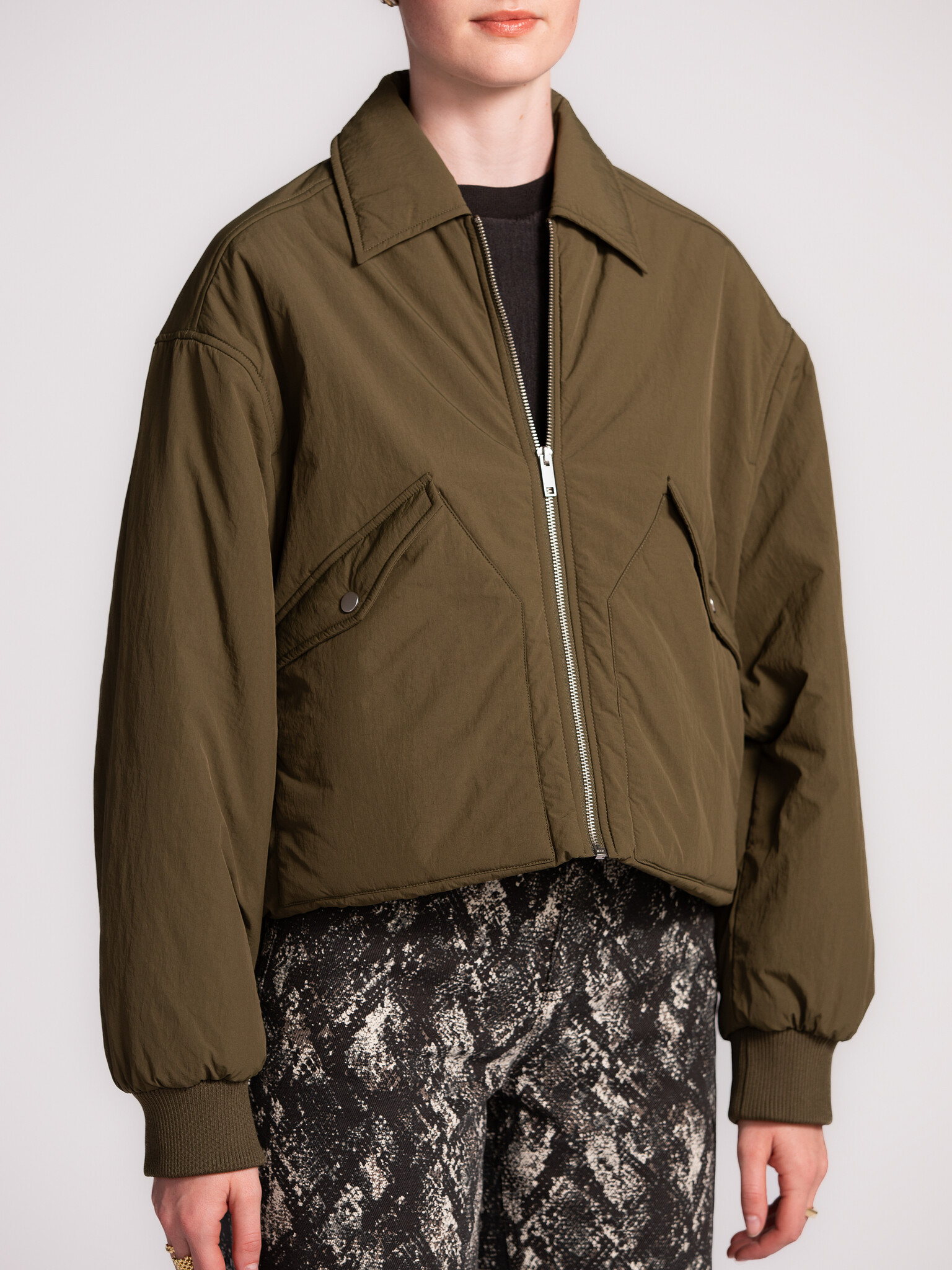 Les Soeurs Korte bomber Mauro 5. Effortless edge. Deze khaki bomber combineert een stoere look met een casual, comfortabe...