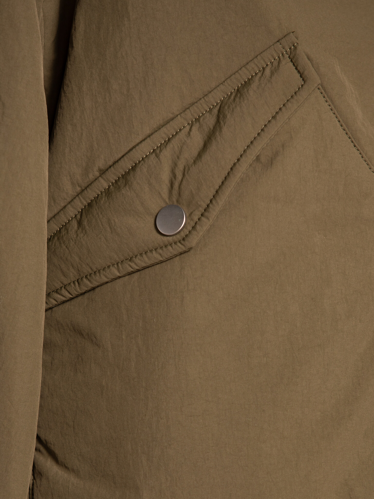 Les Soeurs Korte bomber Mauro 7. Effortless edge. Deze khaki bomber combineert een stoere look met een casual, comfortabe...
