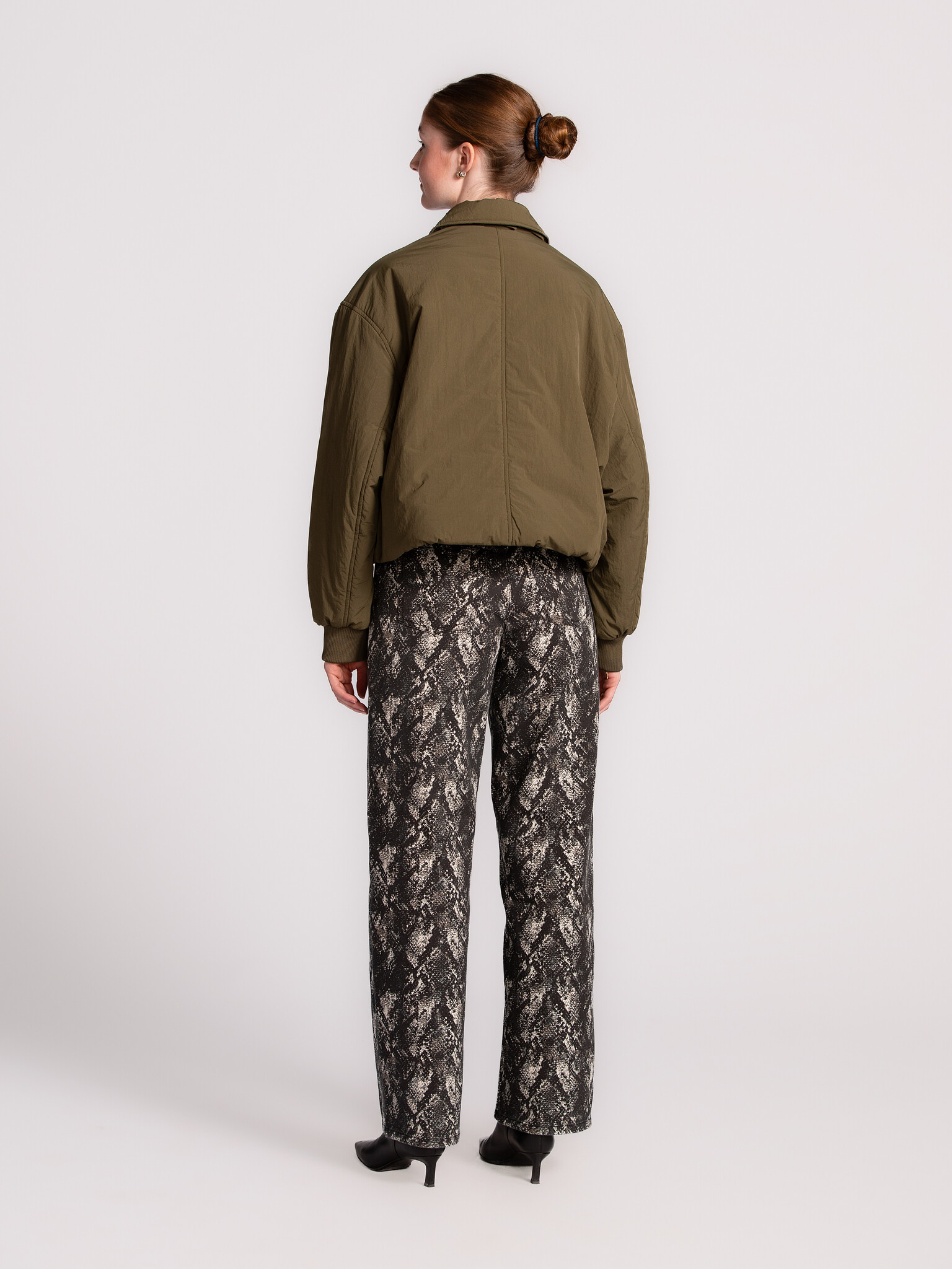 Les Soeurs Korte bomber Mauro 6. Effortless edge. Deze khaki bomber combineert een stoere look met een casual, comfortabe...