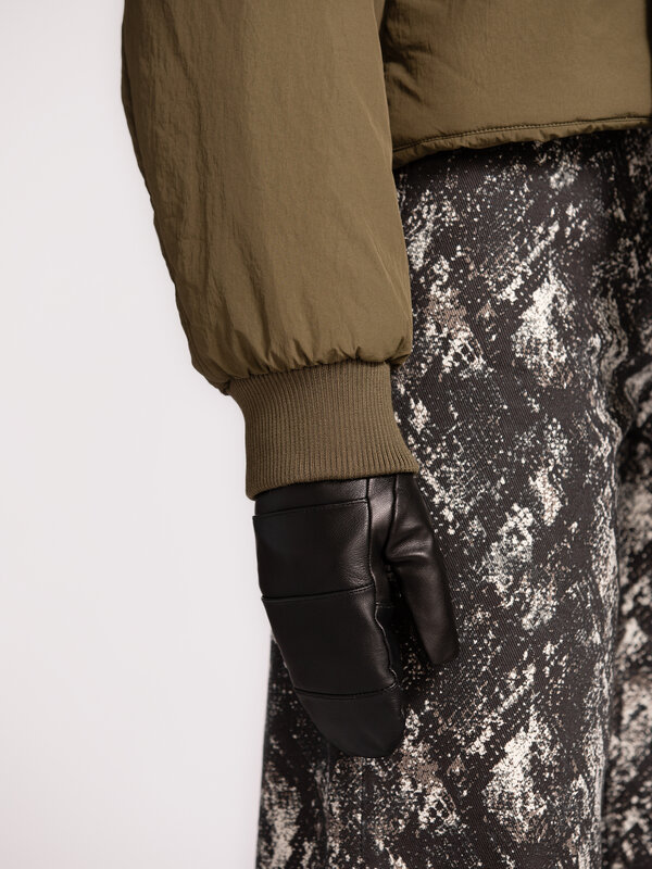 MBYM Leather mittens Read 2. Soft leather, warm hands. These black leather mittens combine warmth with style. Crafted fro...