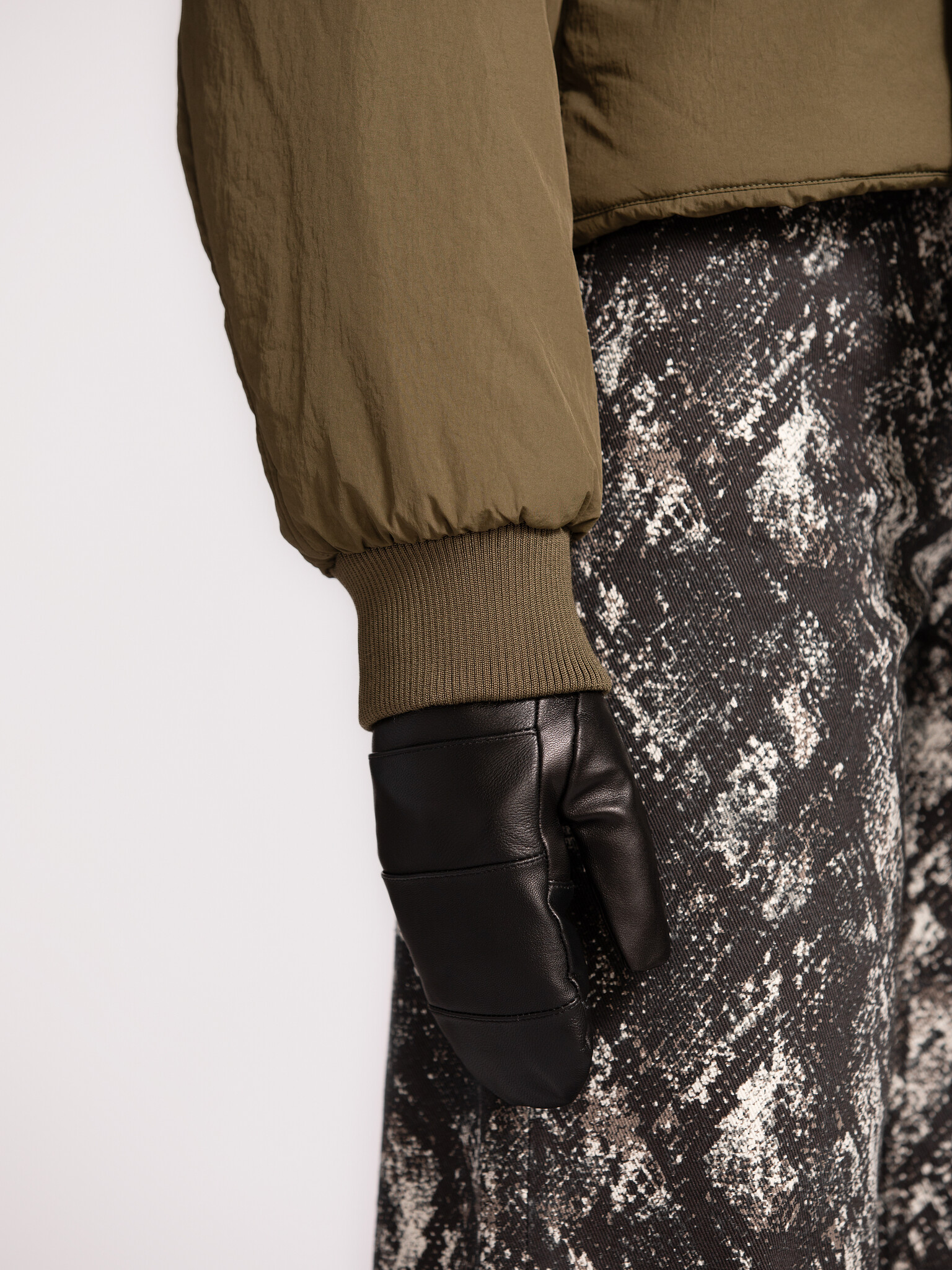 MBYM Leren wanten Read 2. Soft leather, warm hands. Deze zwarte leren wanten combineren warmte met stijl. Het zachte lams...