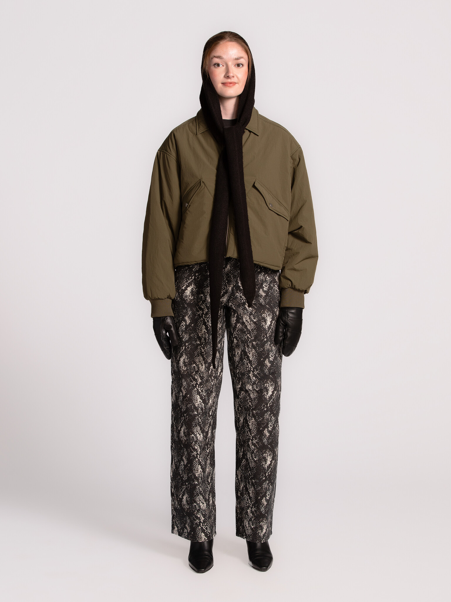 MBYM Sjaal met capuchon Wrappi 3. Meet the perfect winter accessory. Deze zachte sjaal beschermt tegen de koude en geeft ...