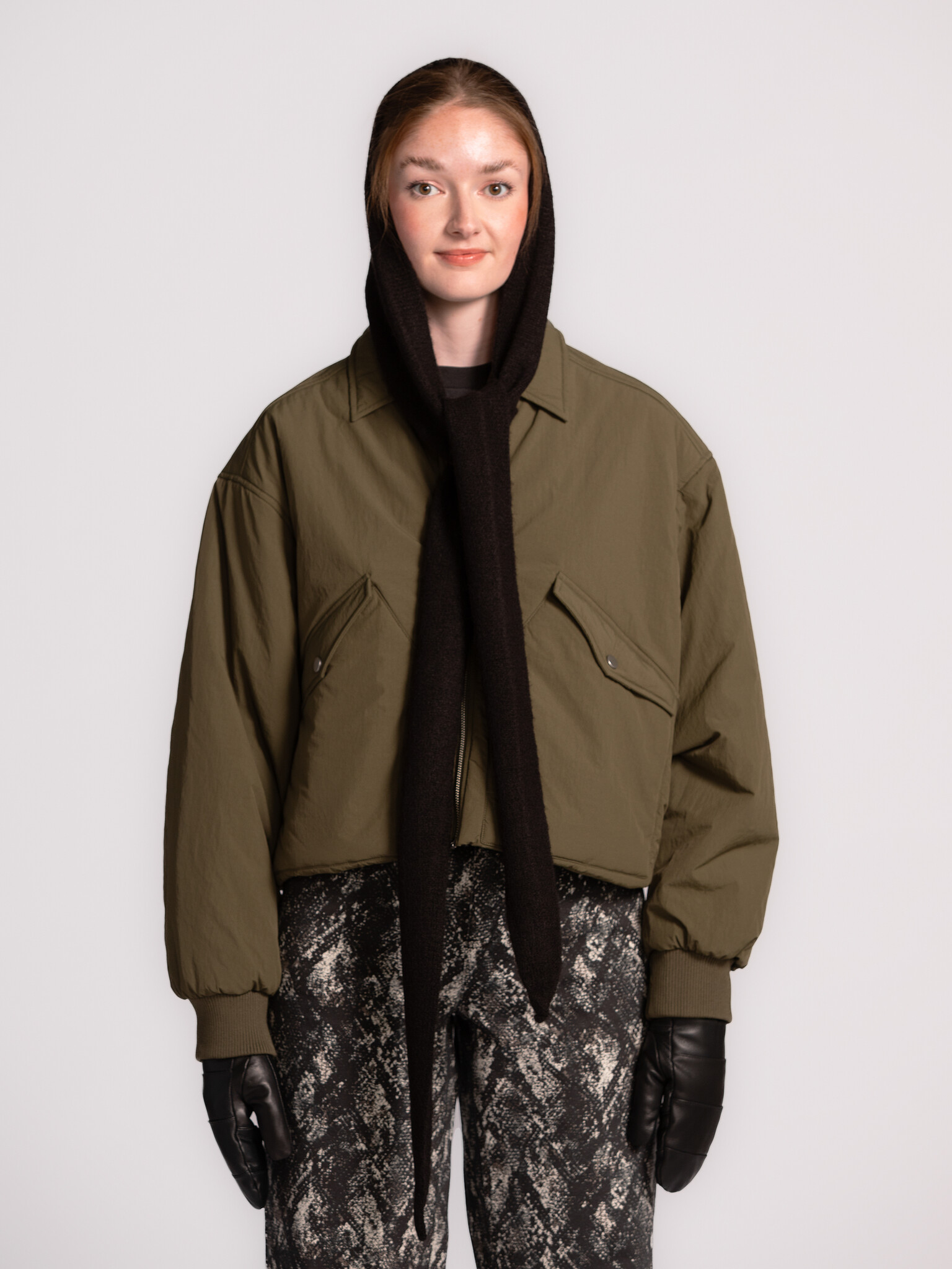 MBYM Sjaal met capuchon Wrappi 4. Meet the perfect winter accessory. Deze zachte sjaal beschermt tegen de koude en geeft ...