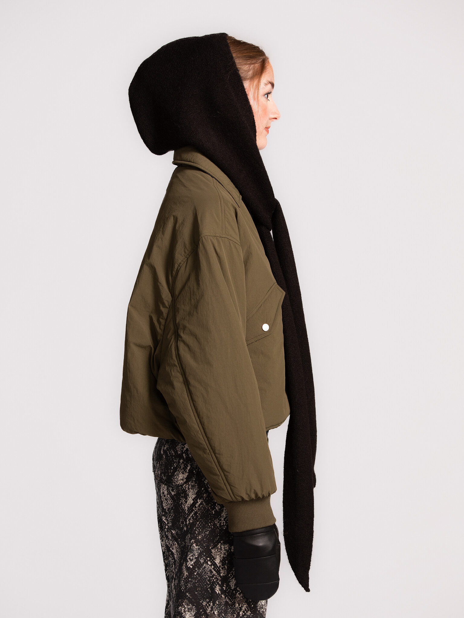 MBYM Sjaal met capuchon Wrappi 1. Meet the perfect winter accessory. Deze zachte sjaal beschermt tegen de koude en geeft ...