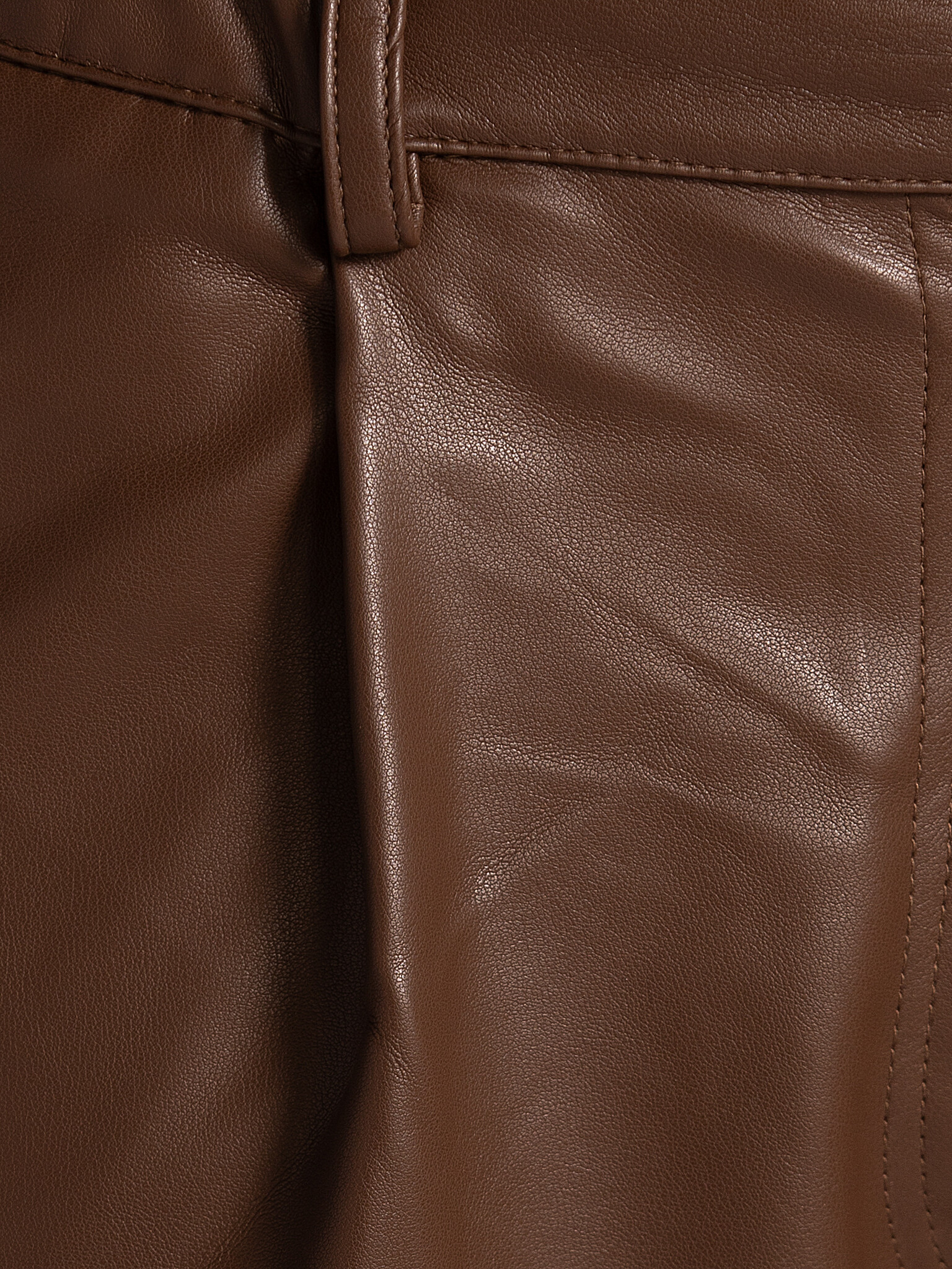 Les Soeurs Vegan leather trousers Marie 6. Bold in brown. These brown vegan trousers combine a long, loose cut with a fas...