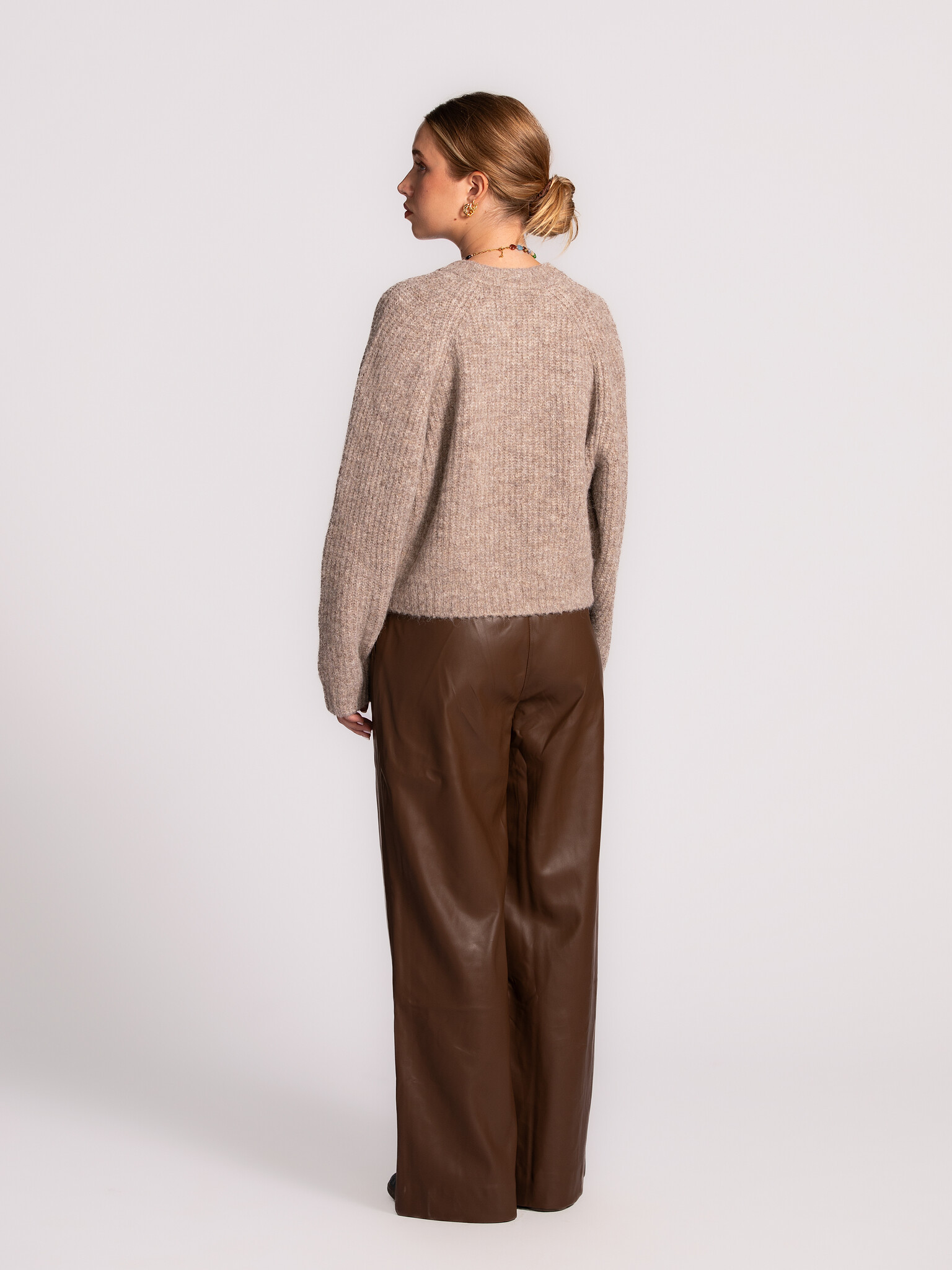 Les Soeurs Vegan leather trousers Marie 5. Bold in brown. These brown vegan trousers combine a long, loose cut with a fas...