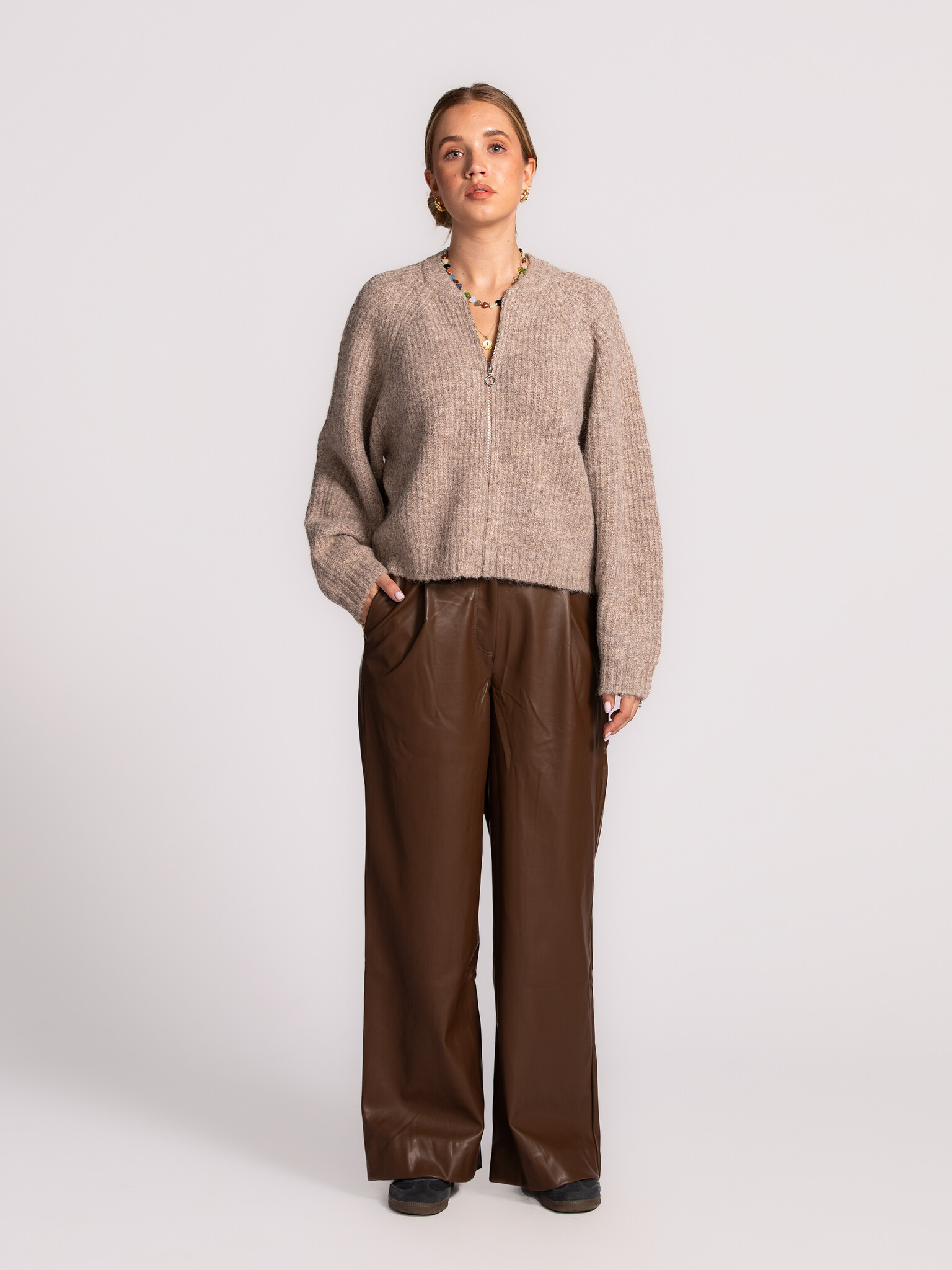 Les Soeurs Vegan leather trousers Marie 3. Bold in brown. These brown vegan trousers combine a long, loose cut with a fas...