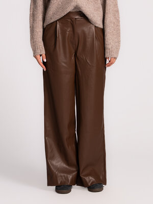 Broek Marie. Bold in brown. Deze bruine vegan broek combineert een lange, losse snit met een modieuze uitstraling. De rij...