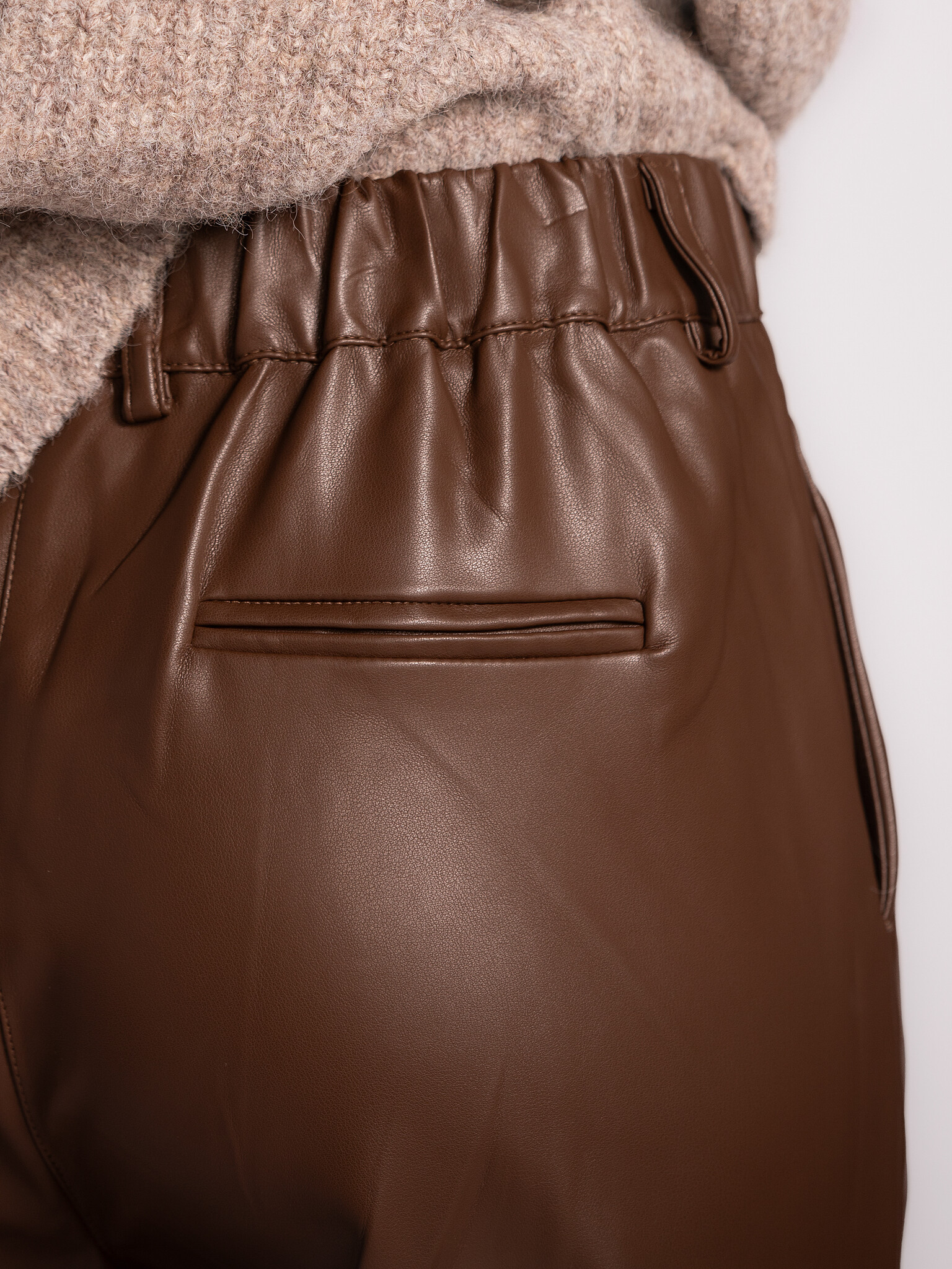 Les Soeurs Vegan leather trousers Marie 4. Bold in brown. These brown vegan trousers combine a long, loose cut with a fas...