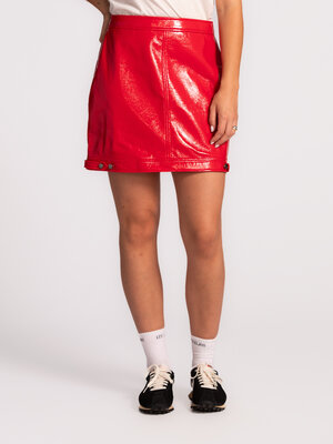 Rok Mila. Bold in red. Deze glanzende minirok in vegan leer is een echte eyecatcher die je look meteen een krachtige upgr...