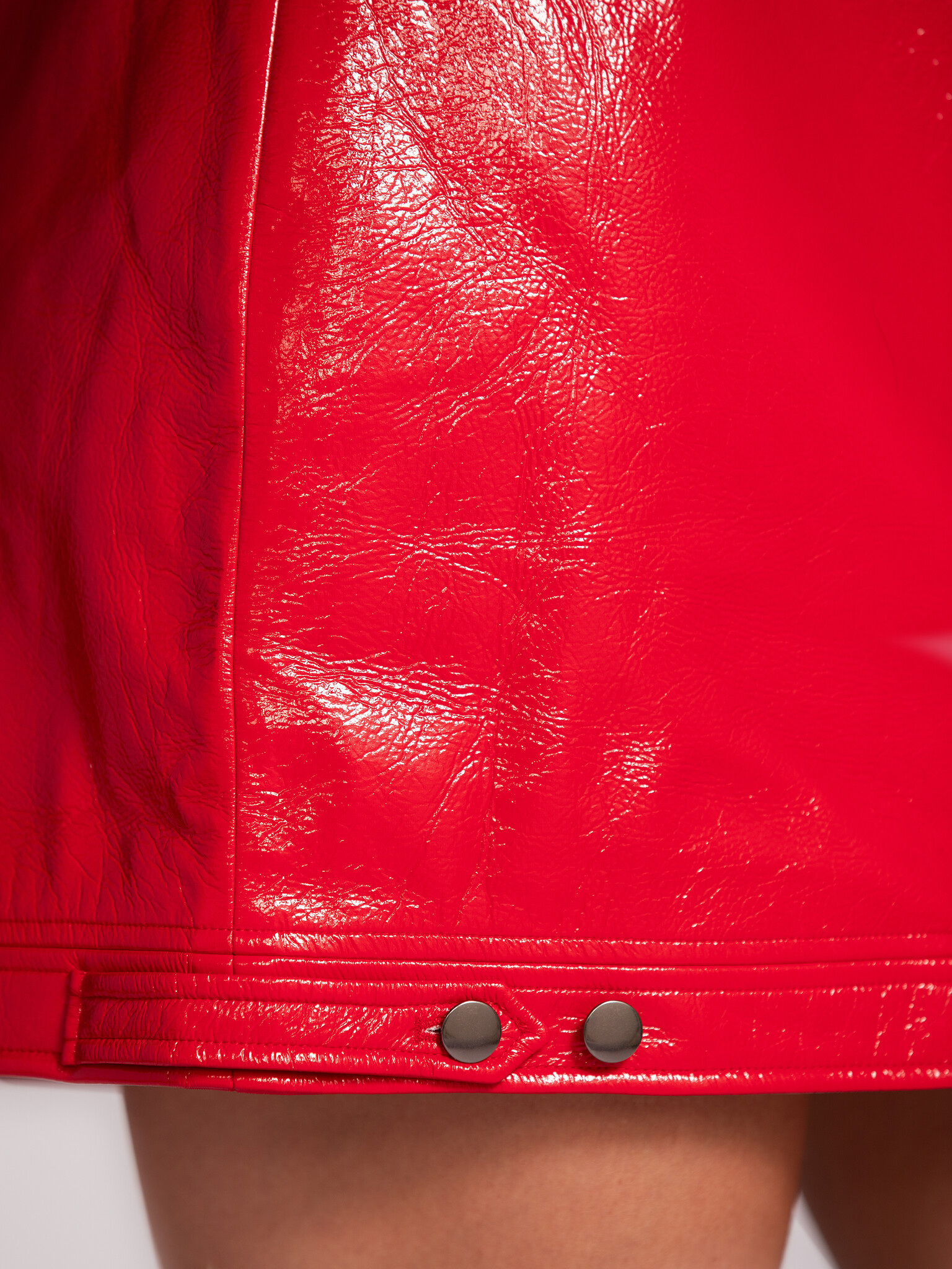 Les Soeurs Glanzende vegan leren rok Mila 4. Bold in red. Deze glanzende minirok in vegan leer is een echte eyecatcher di...