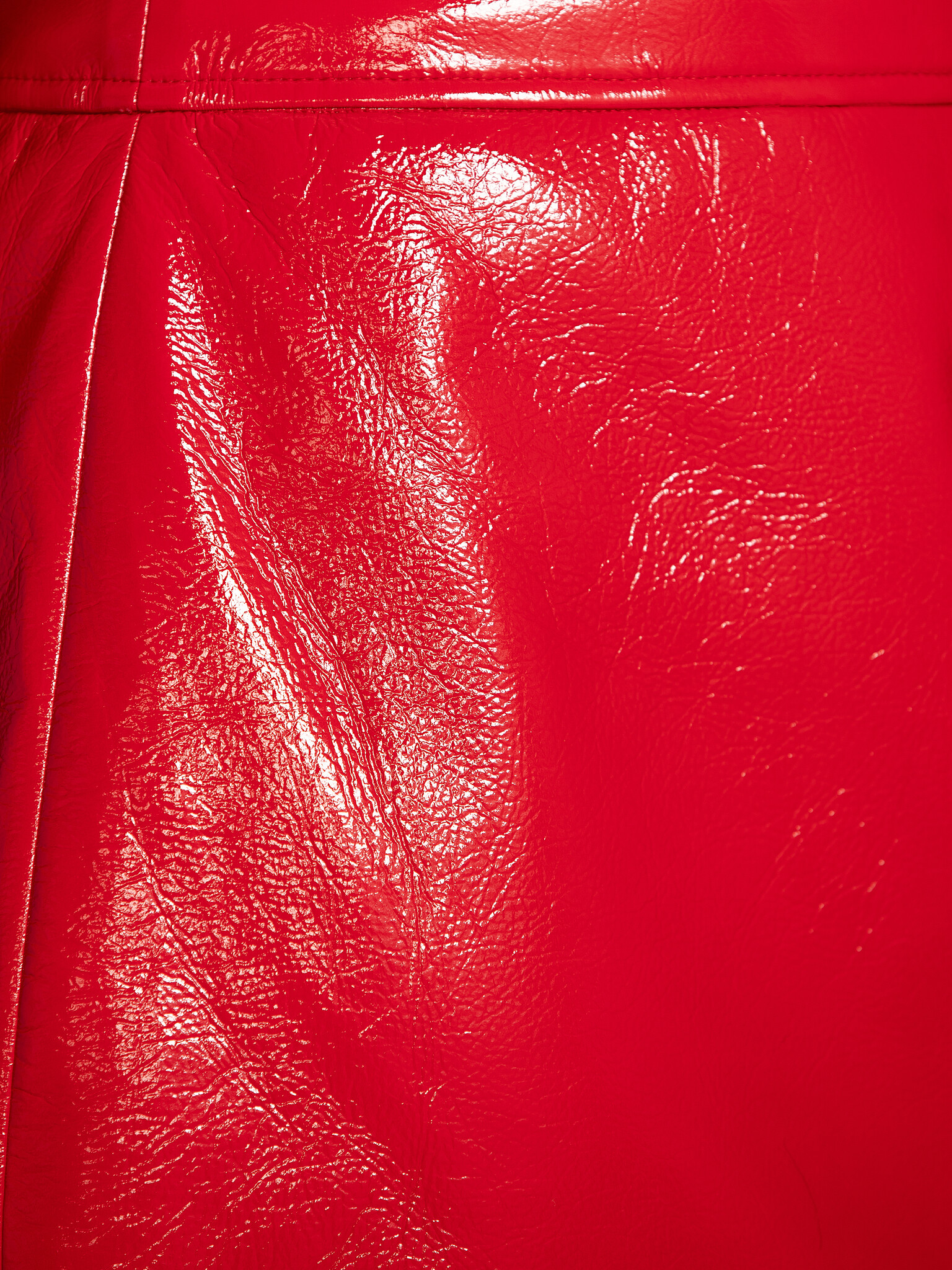 Les Soeurs Glanzende vegan leren rok Mila 6. Bold in red. Deze glanzende minirok in vegan leer is een echte eyecatcher di...