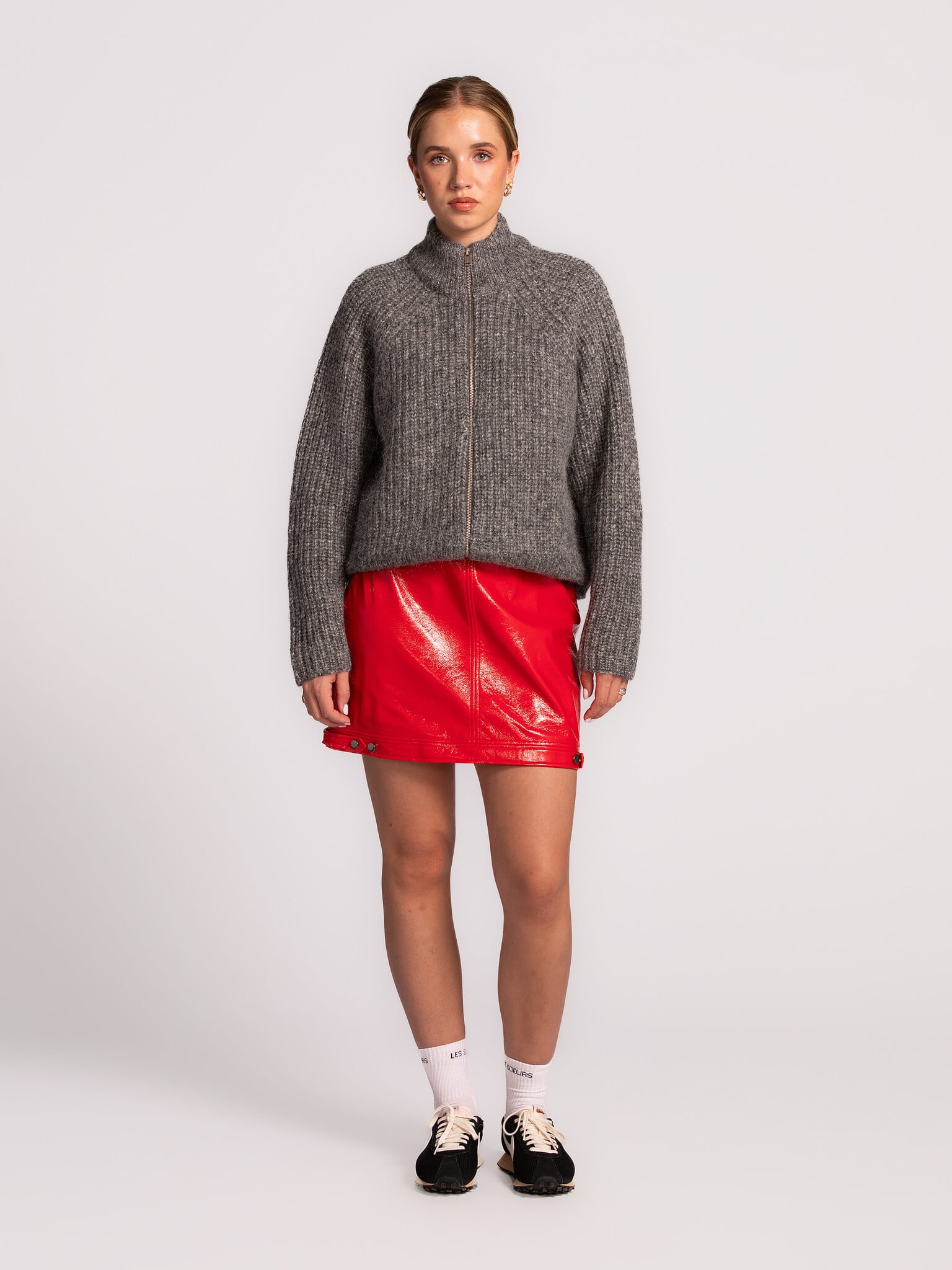 Les Soeurs Glanzende vegan leren rok Mila 3. Bold in red. Deze glanzende minirok in vegan leer is een echte eyecatcher di...