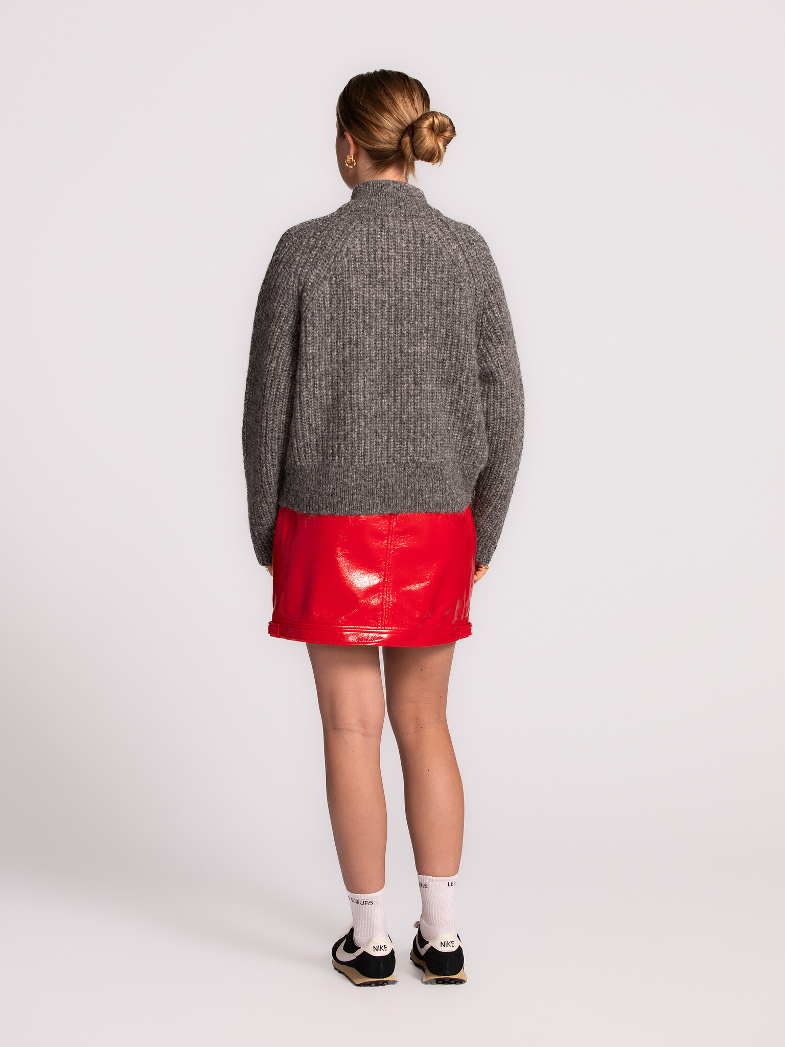 Les Soeurs Glanzende vegan leren rok Mila 5. Bold in red. Deze glanzende minirok in vegan leer is een echte eyecatcher di...