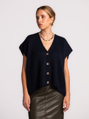 Vest Live. Simple but smart: that's this dark blue cardigan in a nutshell. Thanks to the loose fit, it falls nicely and c...