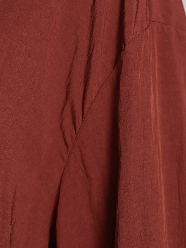Les Soeurs Blouse Melea 6. Button-up in burgundy. This feminine shirt in a rich wine-red hue adds instant flair to any ou...