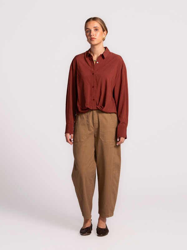 Les Soeurs Blouse Melea 3. Button-up in burgundy. This feminine shirt in a rich wine-red hue adds instant flair to any ou...