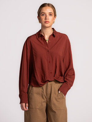 Blouse Melea. Button-up in burgundy. This feminine shirt in a rich wine-red hue adds instant flair to any outfit. The kno...