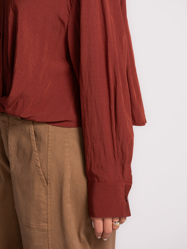 Les Soeurs Blouse Melea 4. Button-up in burgundy. This feminine shirt in a rich wine-red hue adds instant flair to any ou...