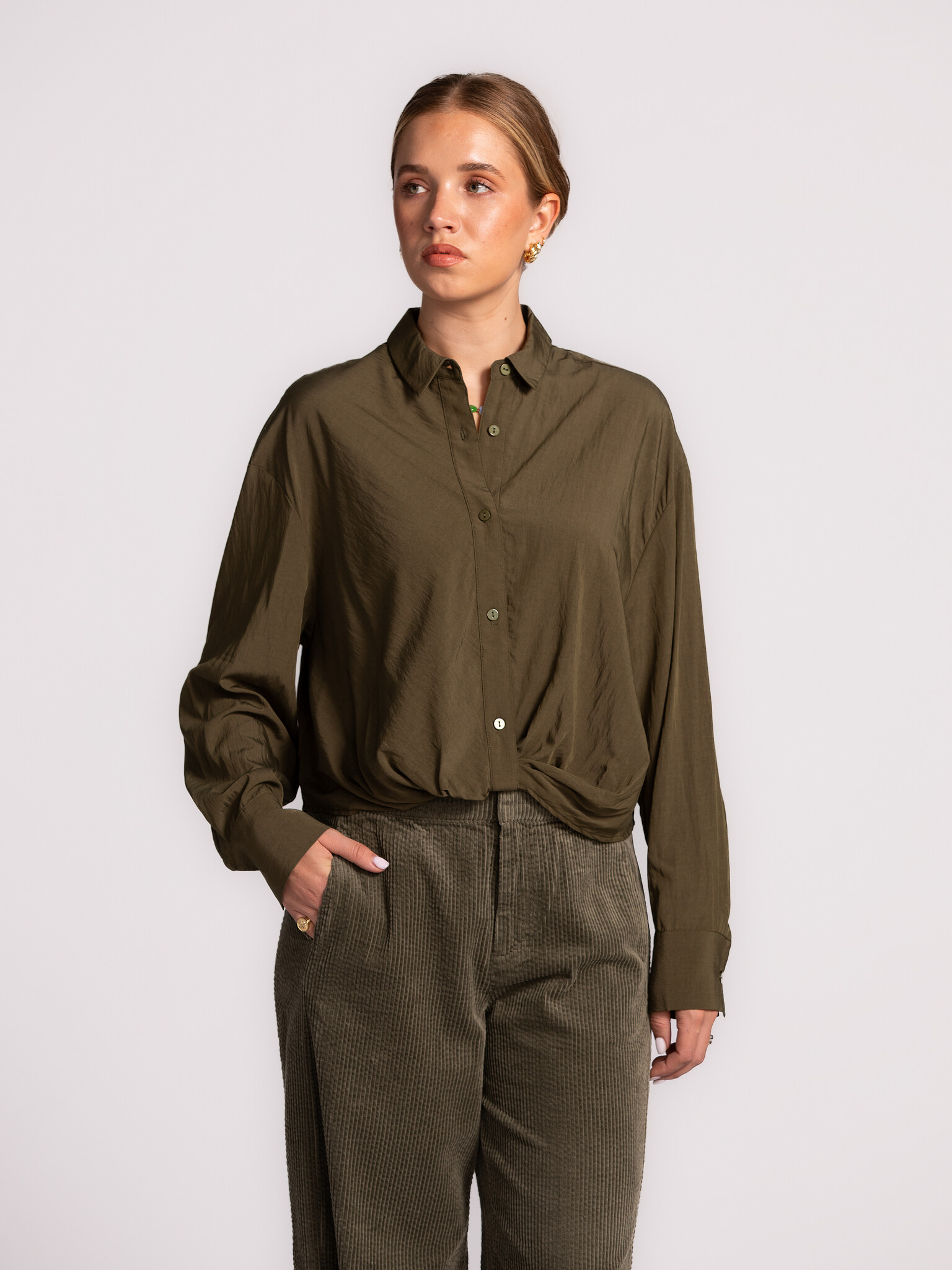 Les Soeurs Blouse Melea 1. Khaki button-up with a relaxed, feminine silhouette. This blouse exudes timeless simplicity, w...