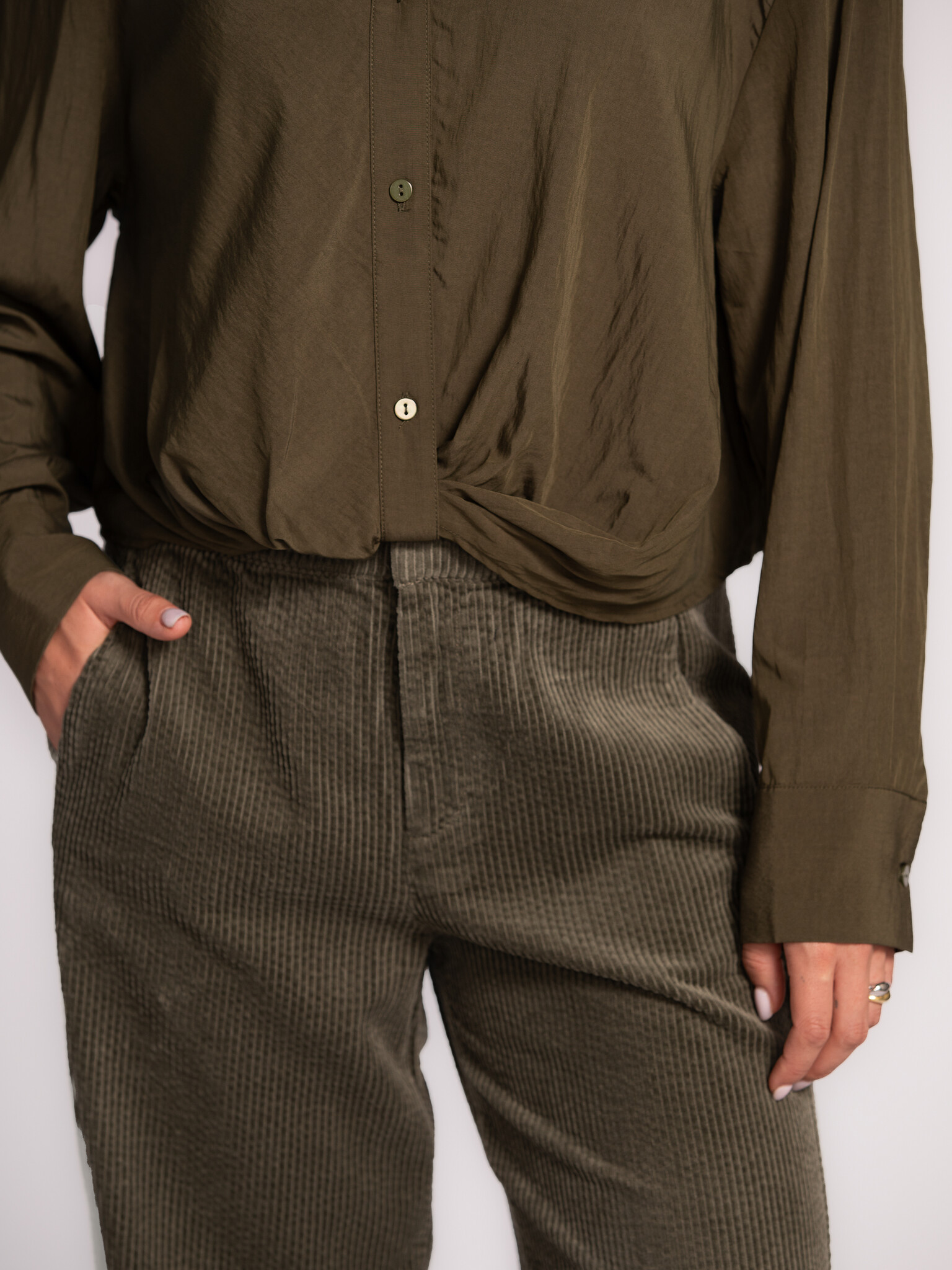 Les Soeurs Blouse Melea 4. Khaki button-up with a relaxed, feminine silhouette. This blouse exudes timeless simplicity, w...