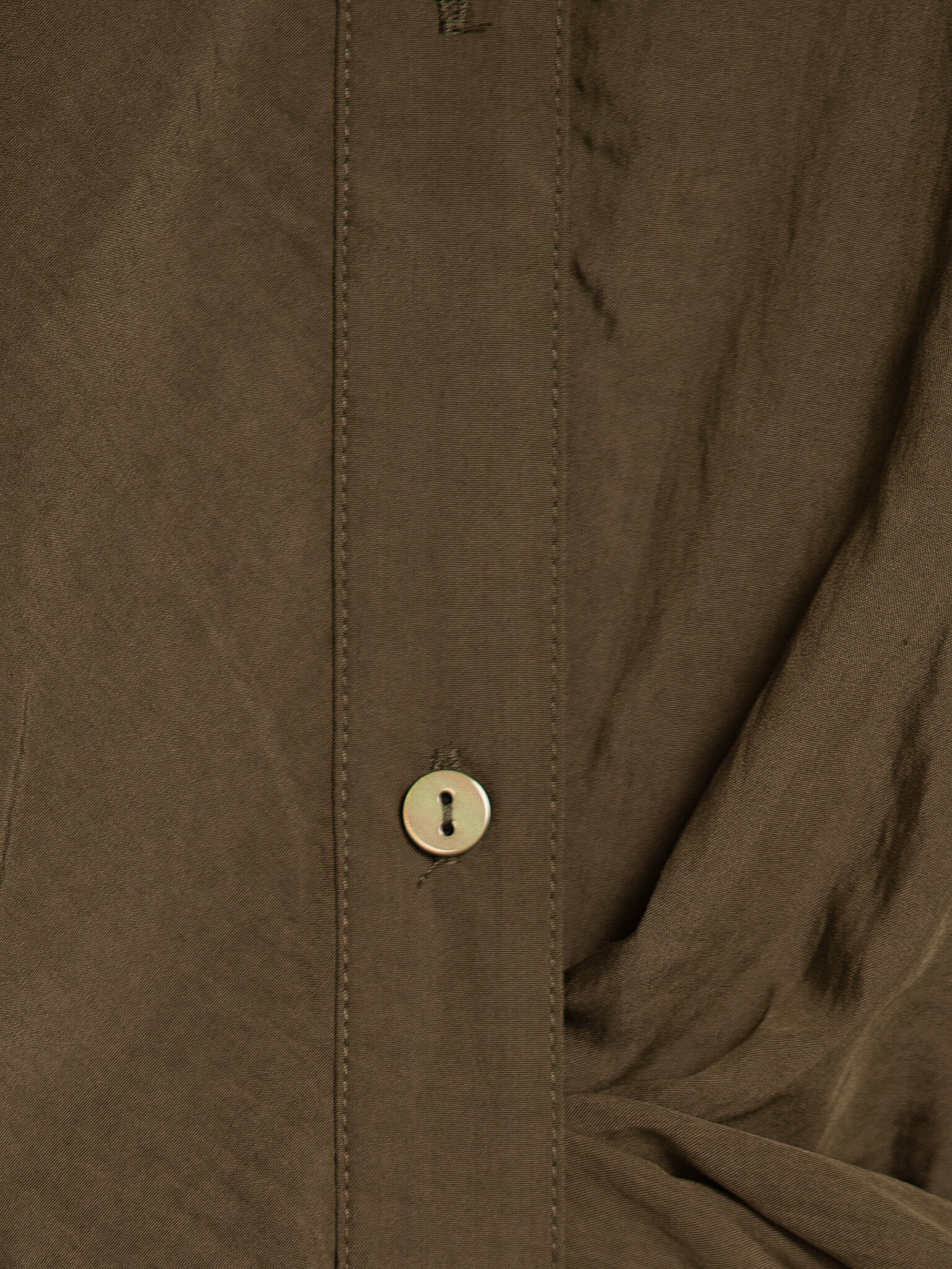 Les Soeurs Blouse Melea 6. Khaki button-up with a relaxed, feminine silhouette. This blouse exudes timeless simplicity, w...