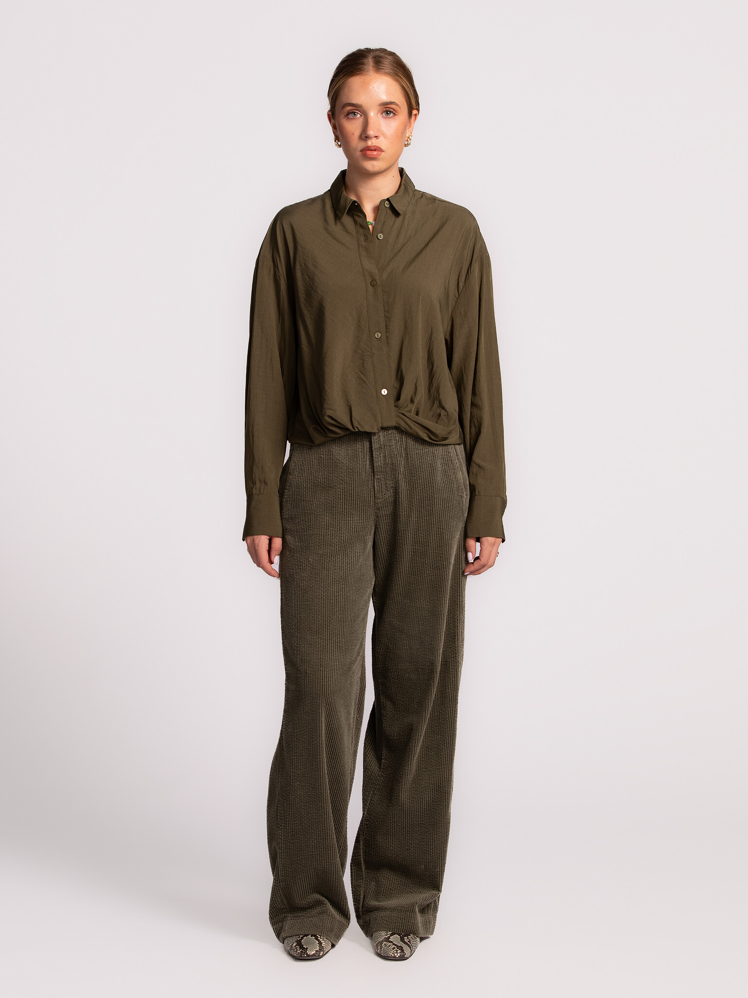 Les Soeurs Blouse Melea 3. Khaki button-up with a relaxed, feminine silhouette. This blouse exudes timeless simplicity, w...