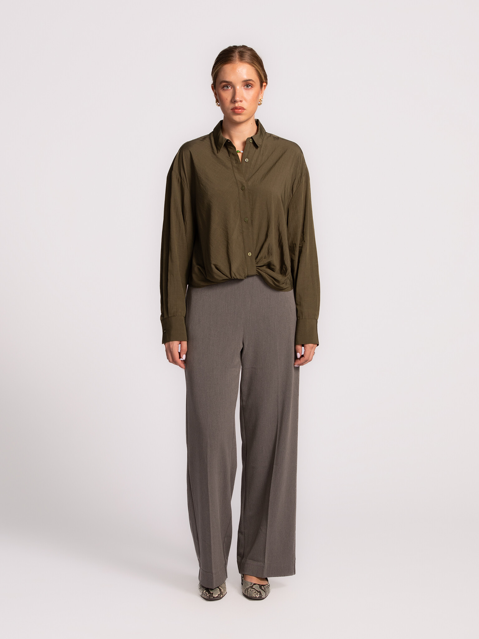 Selected Pantalon large Emma Tara 3. Ce pantalon gris est un basique polyvalent indispensable. Sa matière fluide et sa co...