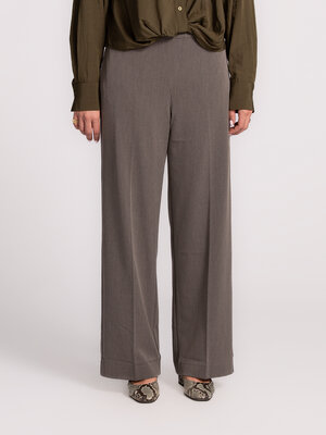 Broek Emma Tara. Deze grijze pantalon is een veelzijdige basic die niet mag ontbreken in je garderobe. Het soepelvallende...