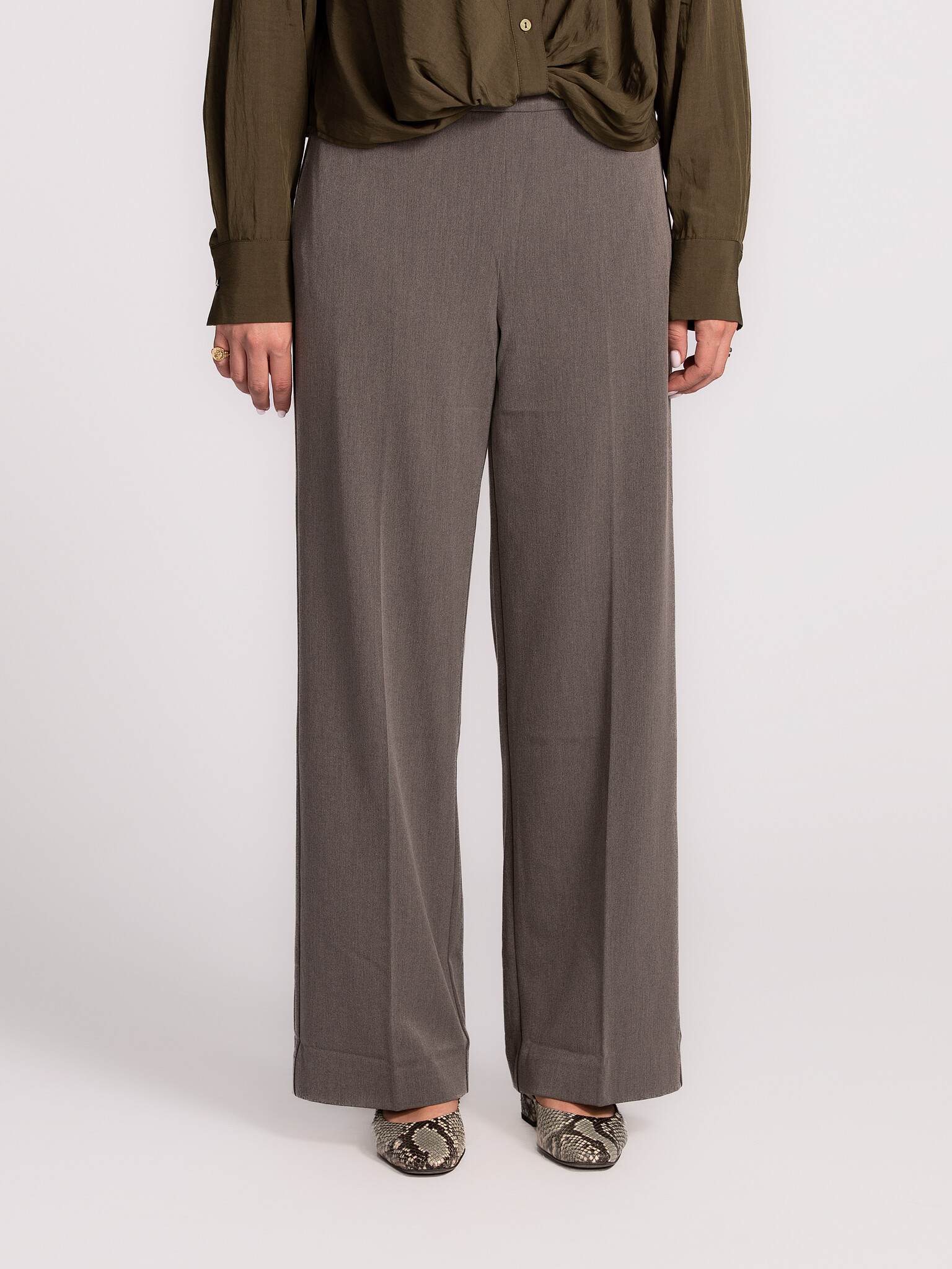 Selected Pantalon large Emma Tara 1. Ce pantalon gris est un basique polyvalent indispensable. Sa matière fluide et sa co...