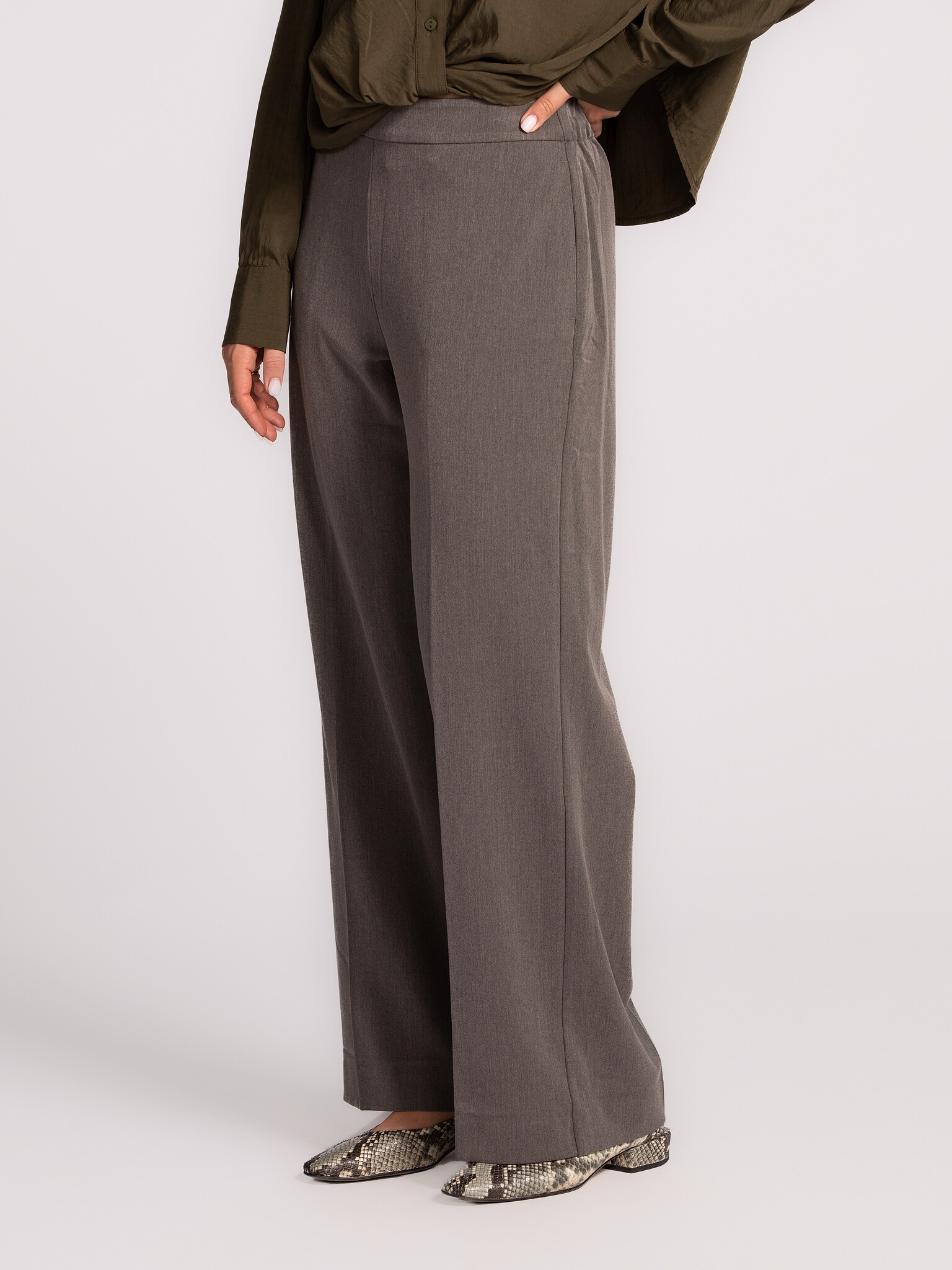 Selected Pantalon large Emma Tara 4. Ce pantalon gris est un basique polyvalent indispensable. Sa matière fluide et sa co...
