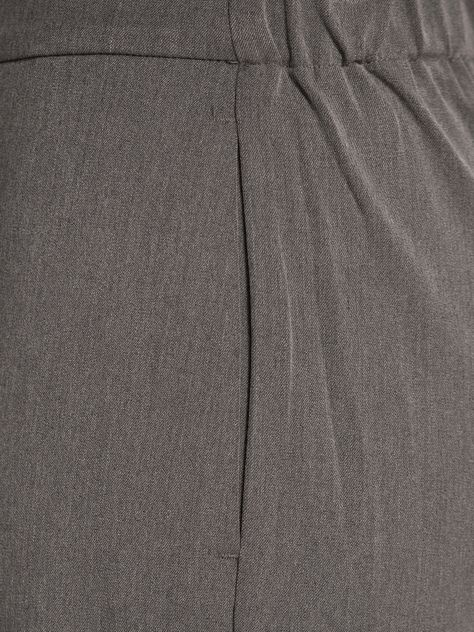 Selected Pantalon large Emma Tara 6. Ce pantalon gris est un basique polyvalent indispensable. Sa matière fluide et sa co...