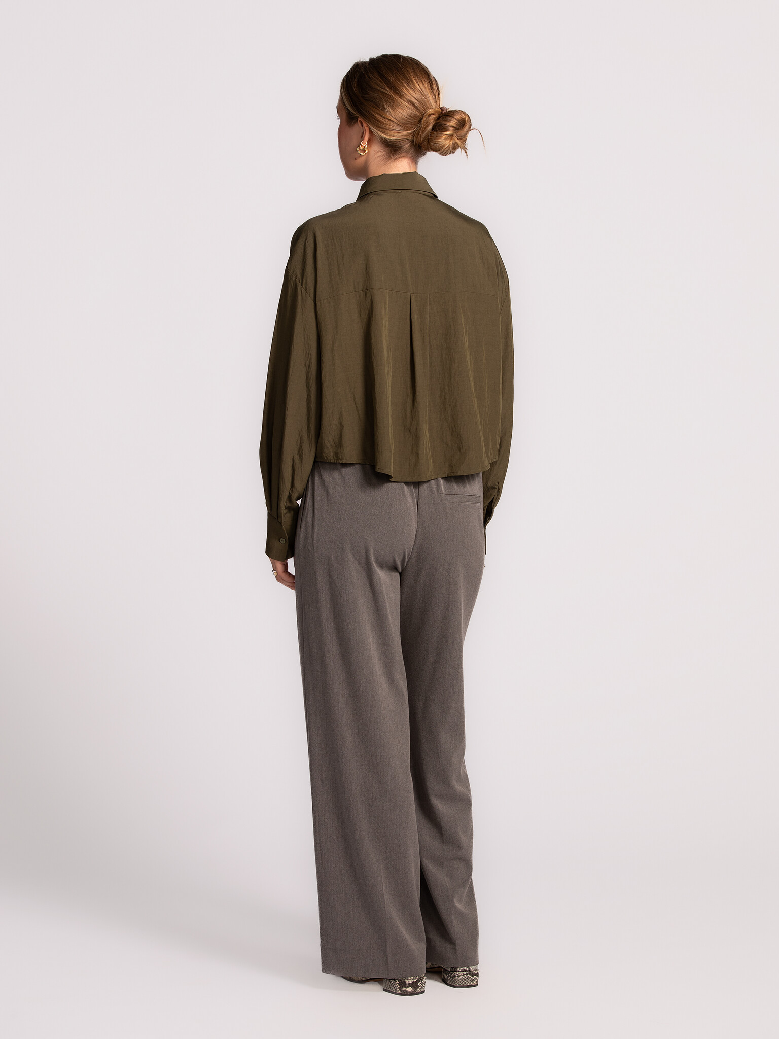 Selected Pantalon large Emma Tara 5. Ce pantalon gris est un basique polyvalent indispensable. Sa matière fluide et sa co...