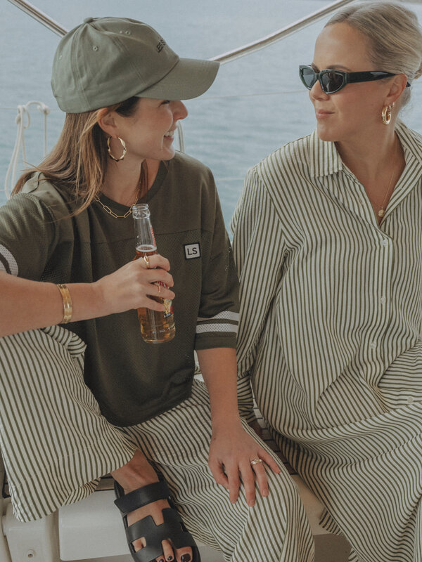 Les Soeurs T-shirt Grace 3. Style décontracté. Ce T-shirt vert kaki en 100 % coton offre une coupe relax pour un confort ...
