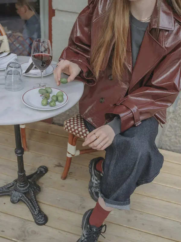 Les Soeurs Trench-coat Adriaan 2. Ce trench-coat oversize est un incontournable pour l’automne. Sa coupe décontractée ass...