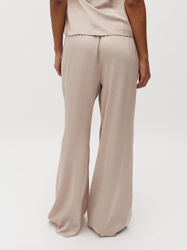 MBYM Pantalon large Asaka 4. Shine on. Ce pantalon large avec détails en strass, taille élastique douce et jambes fluides...